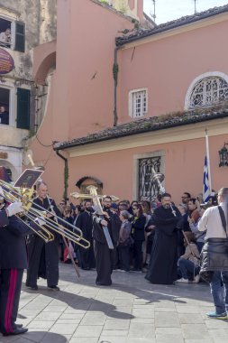Ada: Korfu, Yunanistan. 04/07/2018. Geleneksel, Yunan şehir Paskalya'da insanlar büyük bir toplama bir bahar gününde ile alay