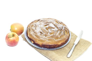 Hazır yemek. Beyaz arka plan yakın çekim üzerinde taze, kırmızı, tatlı elmalı turta