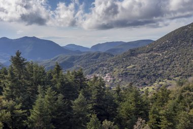 Köyün dağlık bir kırsal bir güneşli kış gününde (Arcadia, Peloponnese, Yunanistan, dağ Taygetus Dyrrachi ).