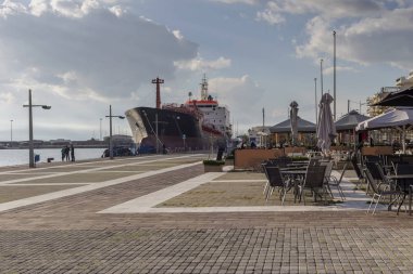 Deniz manzarası. Kalamata şehir demirli büyük, yük gemisi (Yunanistan, Messinia ili, Peloponnese ile çıkabilir)