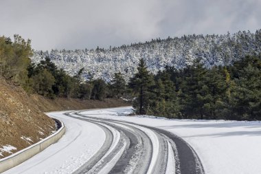Bir dar, kırsal yol kış bulutlu gün (Yunanistan, Peloponnese, dağ silsilesi Taygetus dağlarında).