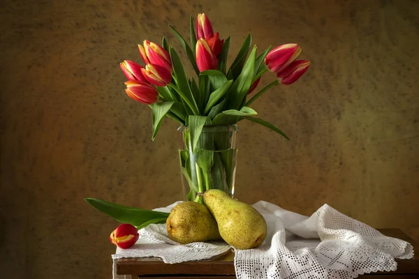 Zátiší Červenými Tulipány Váza Zelené Hrušky Dřevěný Stůl Detail — Stock fotografie