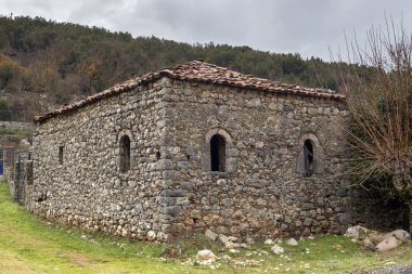 , Terk edilmiş eski, taş bir bulutlu kış gününde (Yunanistan, Peloponnese, dağ silsilesi Taygetus dağlık bir kırsal ev ).