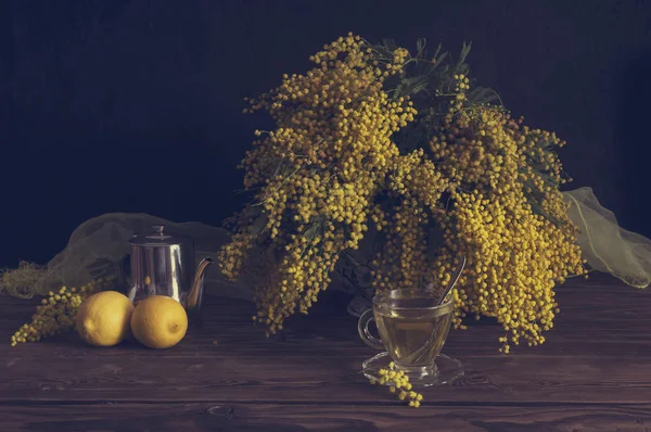 Natürmort Romantik Buket Sarı Mimoza Limon Ile Çay Üzerinde Ahşap — Stok fotoğraf