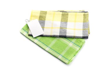 Mutfak eşyaları. Beyaz arka plan yakın çekim etiketinde yeni, yumuşak, damalı, mutfak havluları