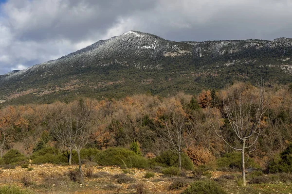 風景です タイゲテウス山脈 ギリシャ ペロポネソス半島から曇りの日 冬に巨大な風光明媚な山々 — ストック写真