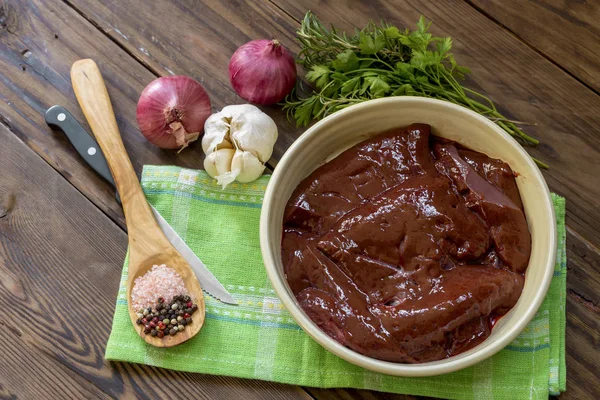 Preparación Para Cocinar Hígado Carne Cruda Tazón Verduras Mesa Madera —  Fotos de Stock