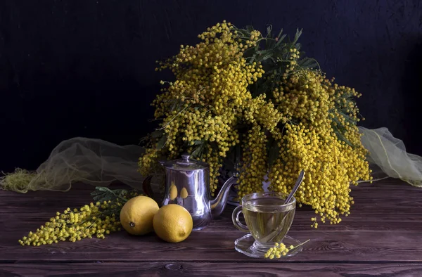 Natürmort Romantik Buket Sarı Mimoza Limon Ile Çay Üzerinde Ahşap — Stok fotoğraf