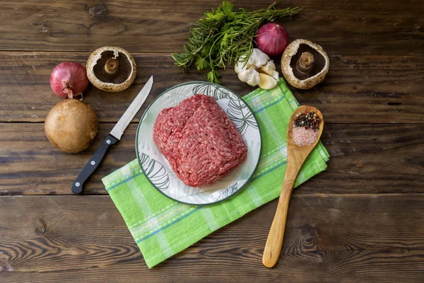 Gotowania Żywności Surowe Świeże Farsz Wołowiny Warzyw Drewniane Tło Zbliżenie — Zdjęcie stockowe