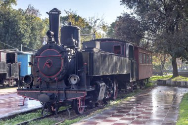 Demiryolu Kalamata Müzesi. Tren park-müze eski tren ve istasyonu altında açık havada bir güneşli, kış günü (Yunanistan, Peloponnese)