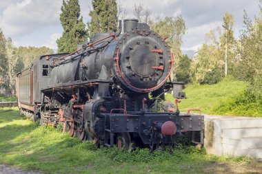 Demiryolu Kalamata Müzesi. Tren park-müze eski tren ve istasyonu altında açık havada bir güneşli, kış günü (Yunanistan, Peloponnese)