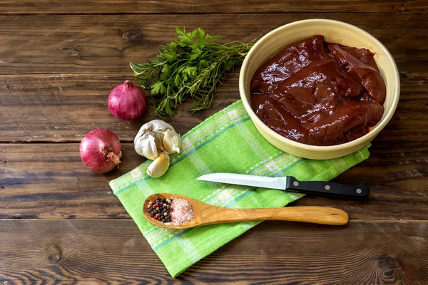 Raw beef liver in bowl close-up — Stock Photo, Image