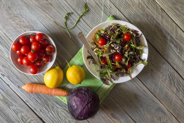 Овощной салат в миске на деревянном фоне — стоковое фото