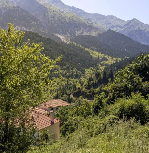 Vista de las montañas cerca del pueblo —  Fotos de Stock