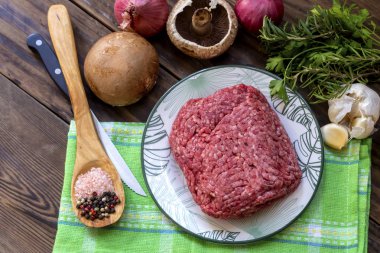 Kıyma beyaz zemin üzerine Beşamel sos