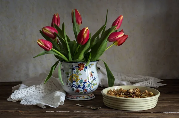 Oost-snoepjes "baklavadakia" op een houten achtergrond — Stockfoto