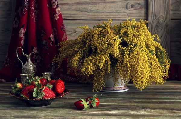 Çilek ve Mimoza ile natürmort — Stok fotoğraf