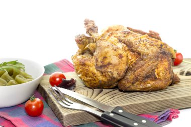 Izgara tavuk ve beyaz arka plan üzerinde Marine domates