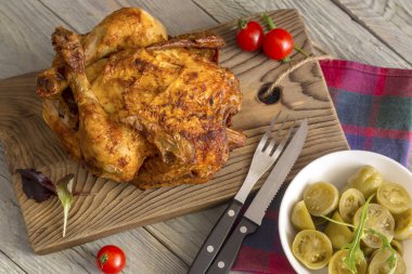 Izgara tavuk ve ahşap arka plan üzerinde Marine domates