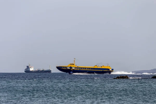 Hidroplanos de buques flotantes (Grecia, isla de Salamis) ) — Foto de Stock
