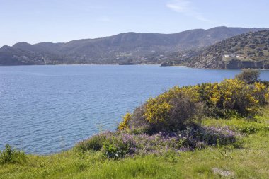 Dağlar ve uçurumdan denizden görünüm