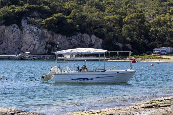 Il peschereccio è ormeggiato vicino alla riva primo piano (Grecia ) — Foto Stock