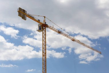 İş yerinde modern, uzun boylu, İnşaat vinci