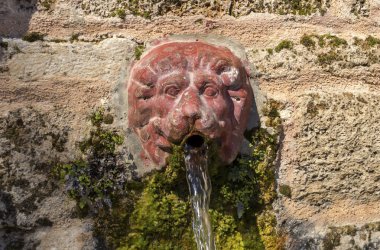 Kaynak (Yunanistan, Peloponnese dağlarda).