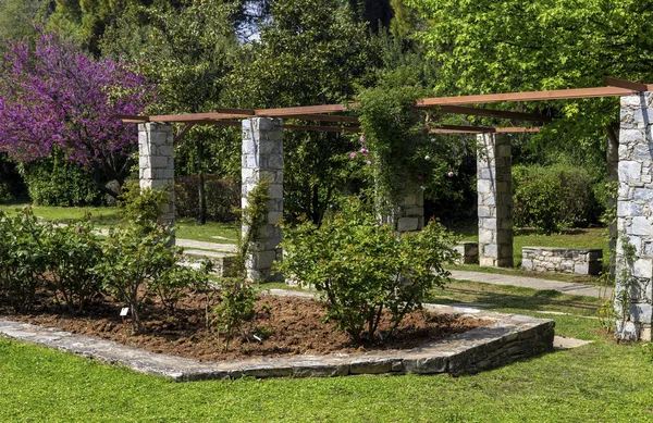 Diseño de jardinería en el parque de primavera — Foto de Stock