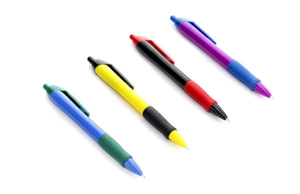 Ensemble de quatre stylos de bureau sur fond blanc — Photo