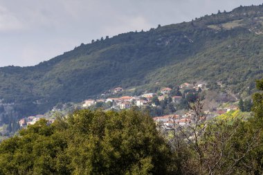 Dağlardaki köy (Yunanistan, Mora)