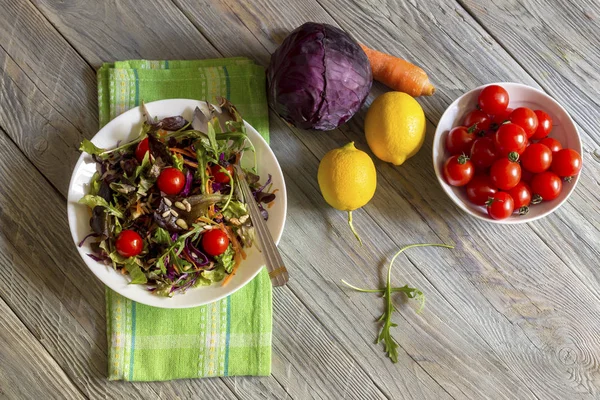 Овощной салат в миске на деревянном фоне — стоковое фото