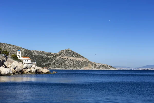 Pohled na hory, kostel a moře z útesu (Řecko — Stock fotografie