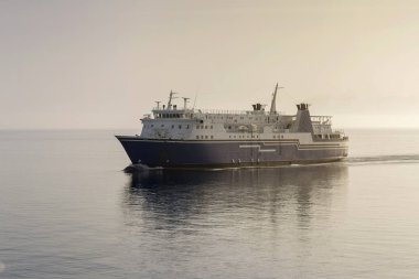 Andros adasının yanında yüzen bir gemi (Kiklad Adaları, Avrupa, 