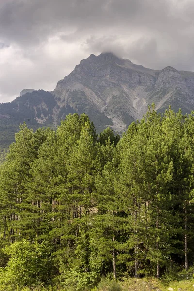 Bulutlu bir günde (bölge Tzoumerka, Epirus görkemli dağ — Stok fotoğraf