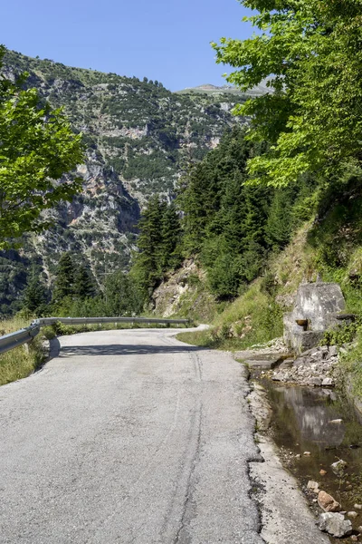 Strada rurale in montagna (regione Tzoumerka, Epiro, Grecia ) — Foto Stock