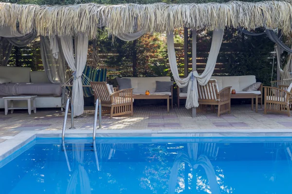 La piscina y la zona de descanso de cerca — Foto de Stock