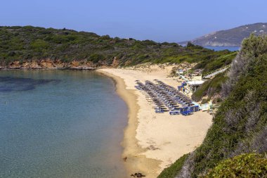 Bir bahar gününde ıssız kumlu plaj