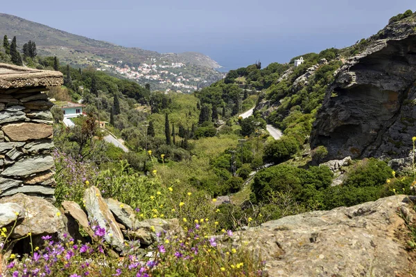 Uitzicht op de bergen en de zee vanaf de klif (Andros eiland, — Stockfoto