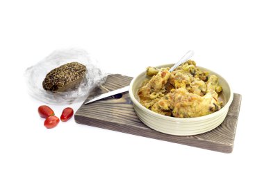 Beyaz arka planda kase de sos ile Dilimlenmiş tavuk