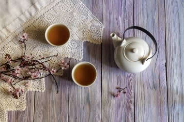 Çin, çay seti ve çiçekli dalları yakın çekim