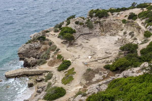 The Sanctuary of the goddess Hera Akraia in a small cove of the — Stock Photo, Image