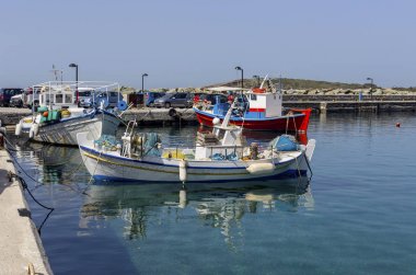 Batsi şehrinin rıhtımı (Andros Adası, Kiklad Adaları, Yunanistan)