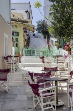 Bir sokak kafe-restoran masalar ve sandalyeler