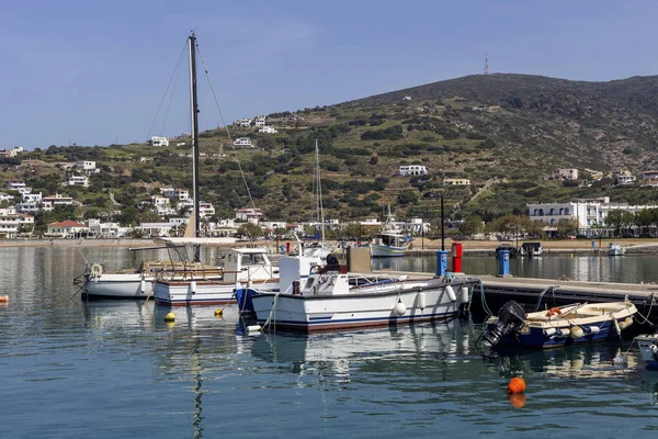 Muelle de la ciudad de Batsi (Isla Andros, Cícladas, Grecia ) — Foto de Stock