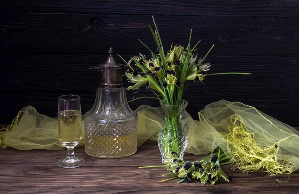 Irises sarı renk yakın çekim ve ev yapımı, beyaz buket — Stok fotoğraf