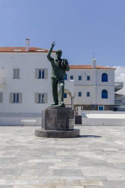 Meçhul Denizciye adanmış heykel (Andros Adası, Yunanistan, C