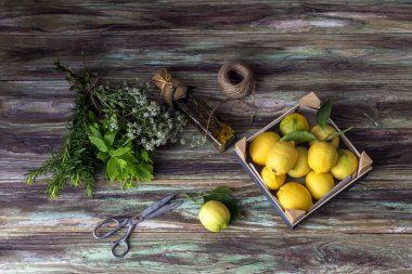 Ahşap bir backgrou üzerinde çeşitli otlar, baharatlar, limon ve zeytin yağı