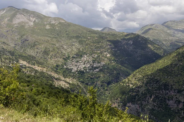 Traditionell grekisk by Syrrako (Epirus, Grekland). — Stockfoto