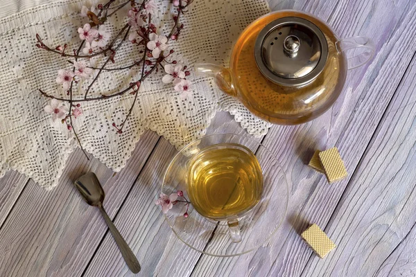 Una tetera, una taza de té y gofres sobre una mesa de madera —  Fotos de Stock